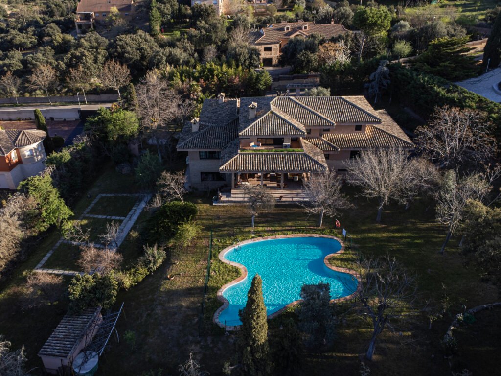 Vista de la casa con piscina desde dron