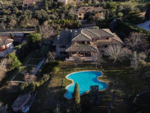 Vista de la casa con piscina desde dron