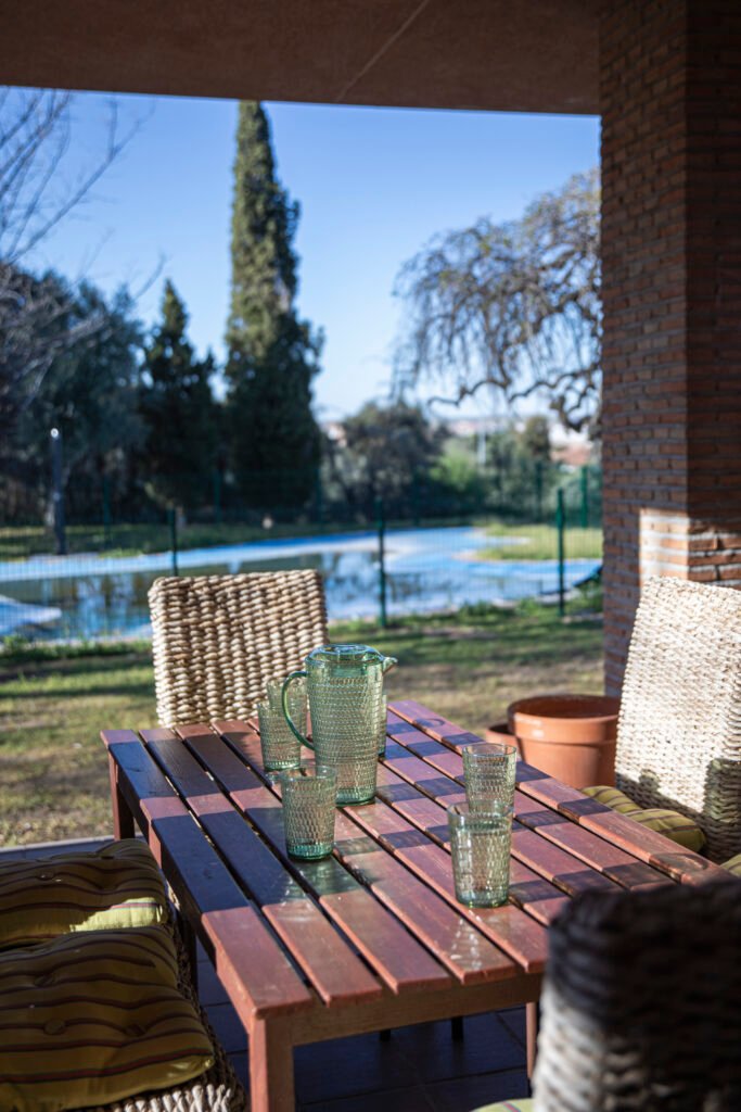 Vista piscina en terraza con mesa