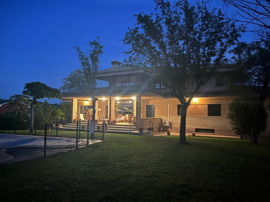 Casa vista por la noche desde el porche